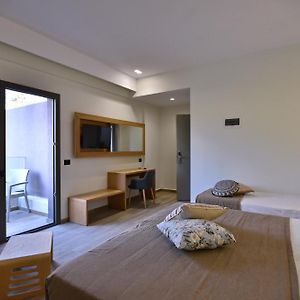 Pool Dreibettzimmer